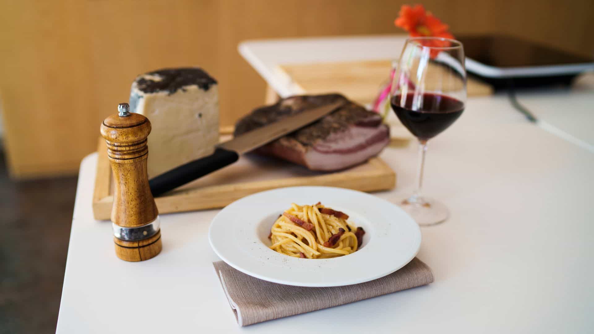 Olbia: cooking class on real pasta carbonara