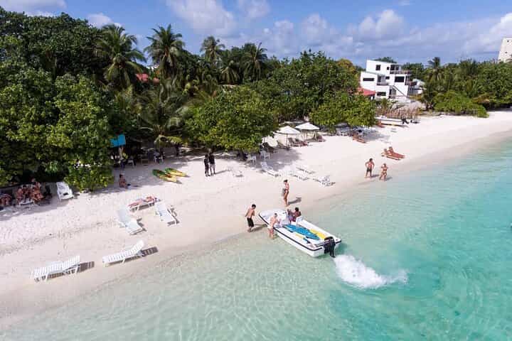 Thulusdhoo Surfing Paradise Daycation