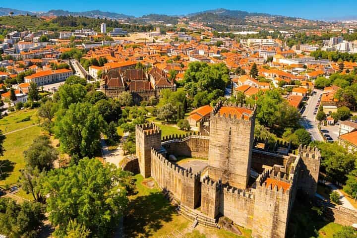 Hello Guimarães: Private 2-Hour Intro City Walk with Local Guide