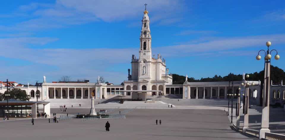 From Lisbon: Fátima, Nazaré, Batalha and Óbidos Guided Tour