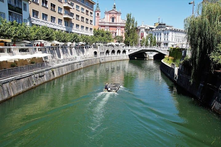 Private Transfer from Zagreb to Ljubljana with Sightseeing