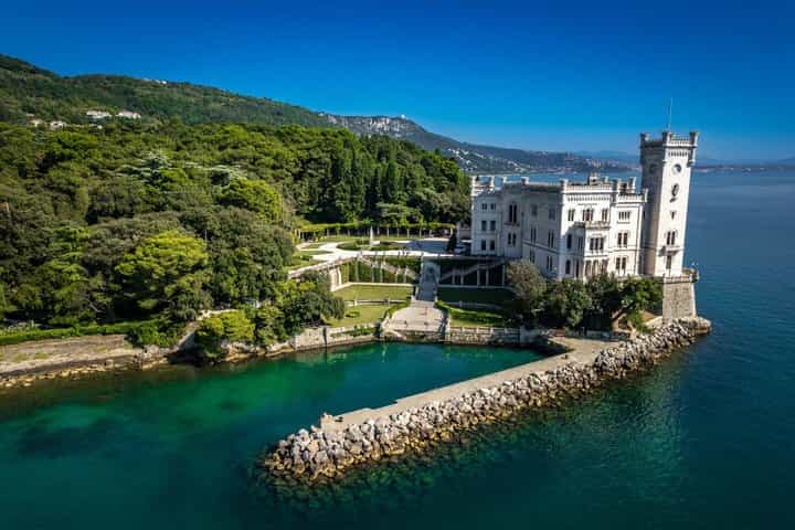 Hello Trieste: Private 2-Hour Intro City Walk with Local Guide