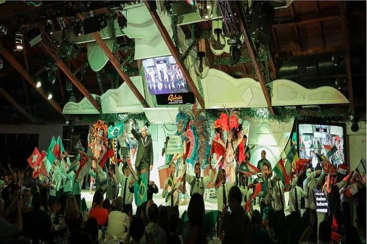 Foz: Private Guide & Transfer to Shared Dinner Show Experience