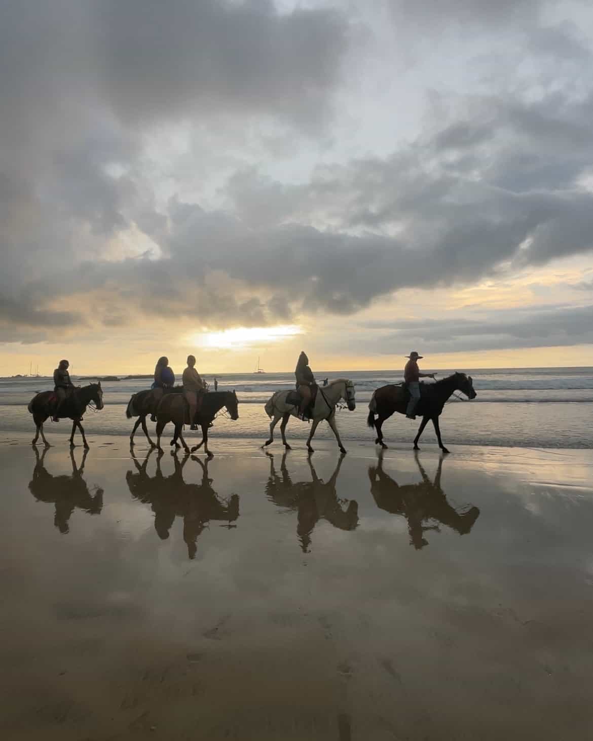 Playa Tamarindo: Recorrido a caballo a la orilla del mar.
