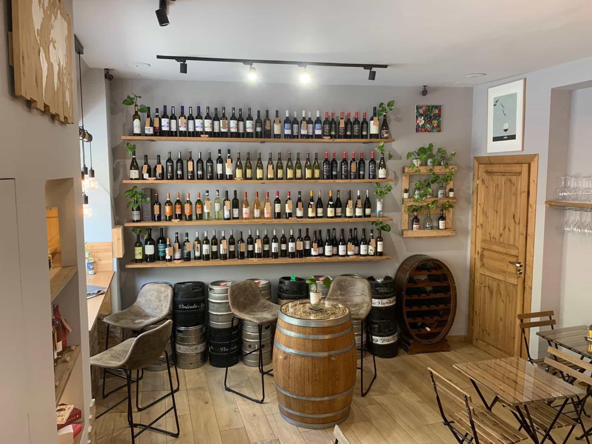 Wine Tasting Experience with Local Food Pairings in Naples