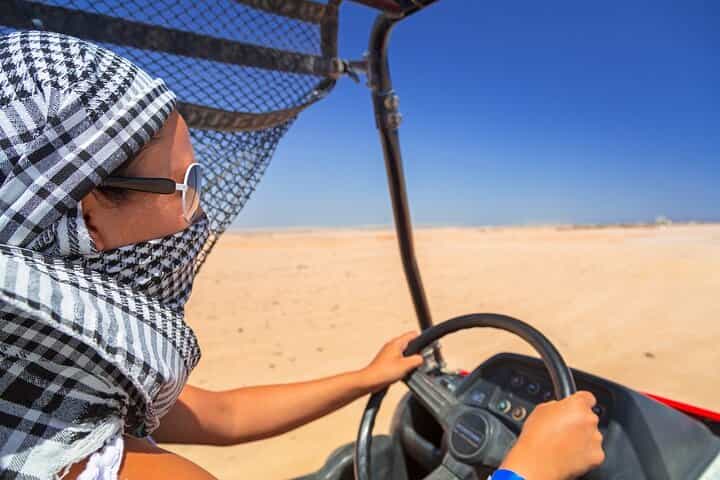 Hurghada: 6-Hour Jeep Desert Safari with BBQ Dinner & Show