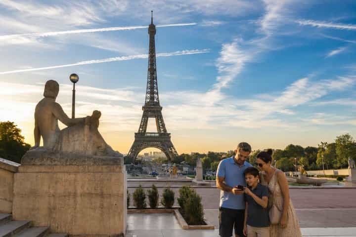 Paris Scavenger Hunt & Highlights Self-Guided Walking Tour