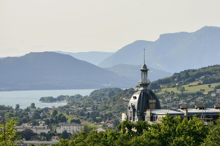 Private transfer from Geneva to Lyon with 2h stop in Chambery