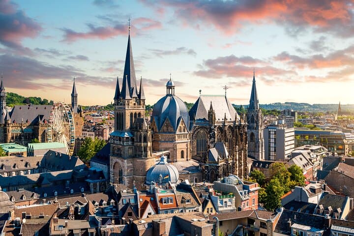 Private transfer from Bruges to Frankfurt, 2h Stop in Aachen