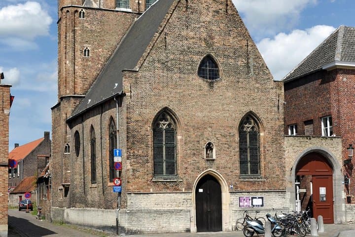 Private Bruges Historical Walking Tour with Chocolate Treat