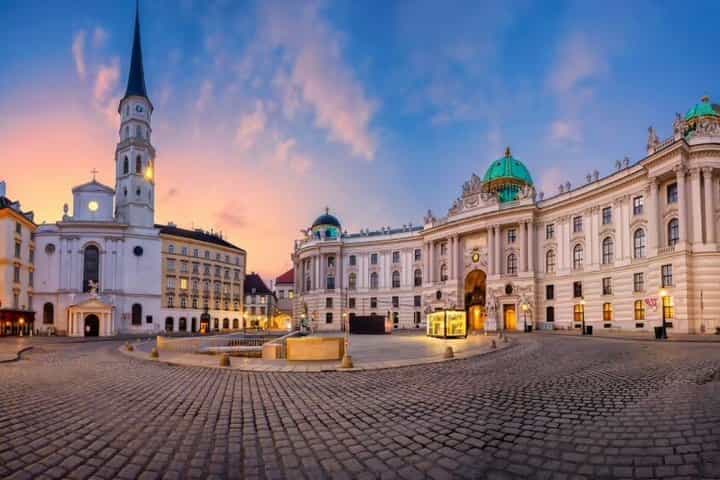 Budapest to Vienna Private Transfer with Parndorf Shopping Stop