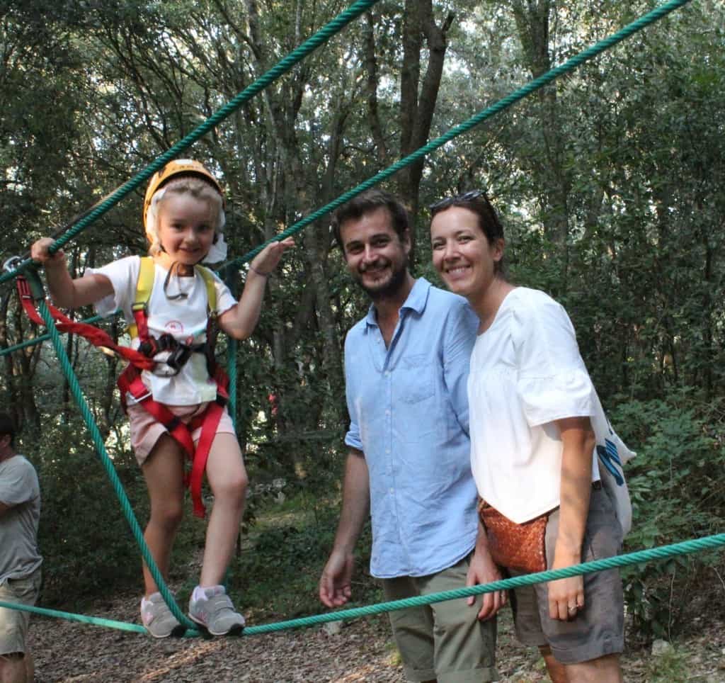 Zip line, ponti e passerelle sospesi sugli alberi di un meraviglioso bosco di querce