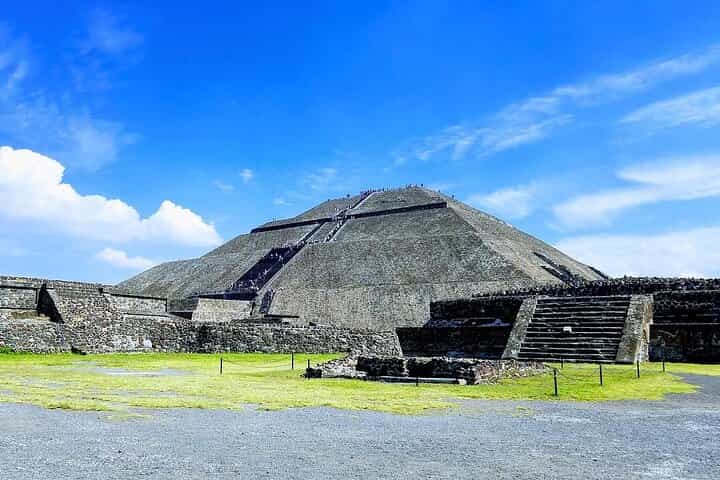Tour to Teotihuacan by Panoramic Bus with Food Option