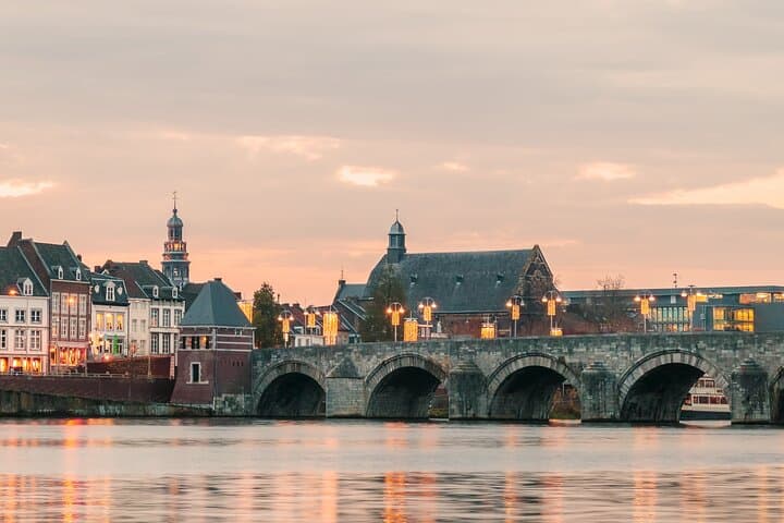 Private transfer from Bruges to Frankfurt, 2h Stop in Maastricht