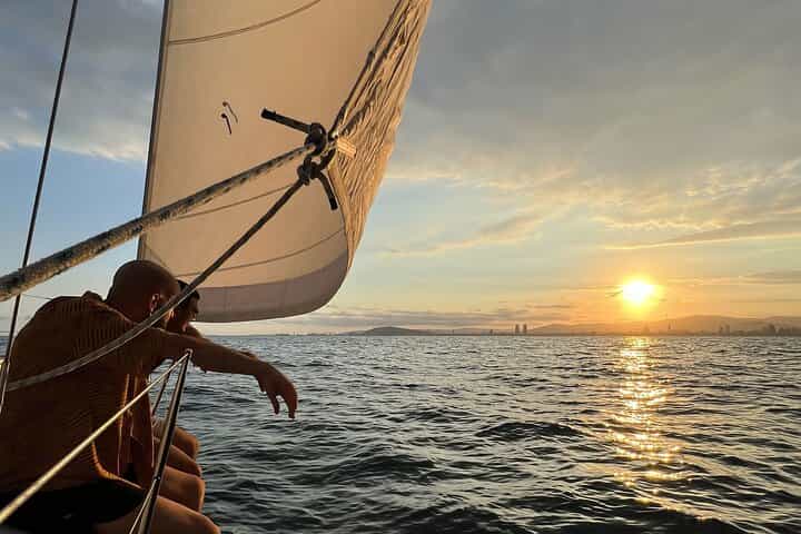 4h Sail along Barcelona's Coastline (Bath, Snacks & Beverages) 4h Sail along Barcelona's Coastline (Bath, Snacks & Beverages)