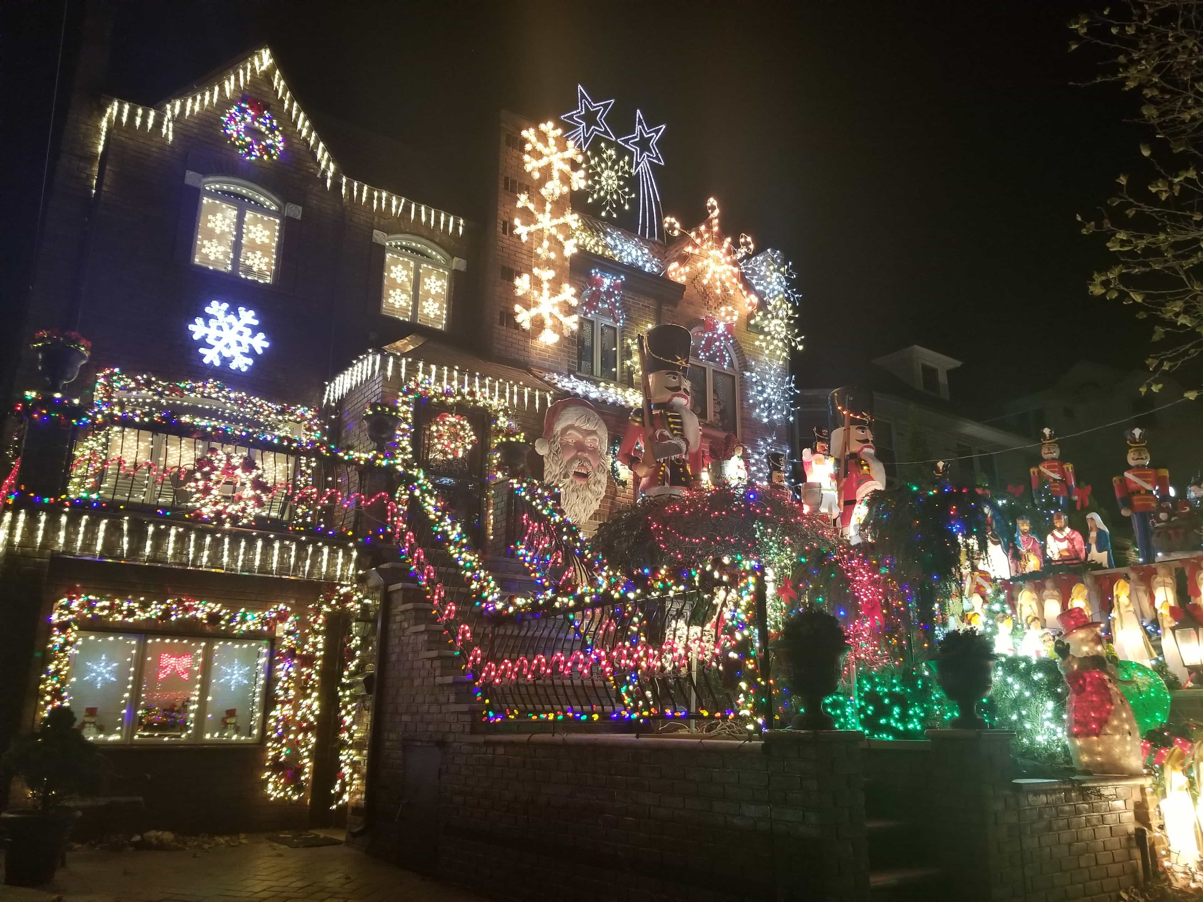 Brooklyn, Dyker Heights - Christmas Wonderland (Evening Tour) Brooklyn, Dyker Heights - Christmas Wonderland (Evening Tour)