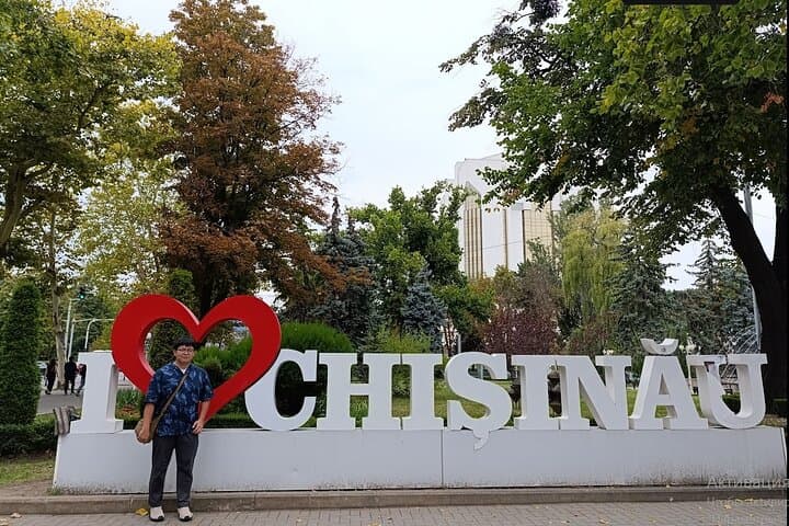Chișinău in 1 Day for Couples - Guided walking tour of Chișinău’s key monuments and market life Chișinău in 1 Day for Couples - Guided walking tour of Chișinău’s key monuments and market life