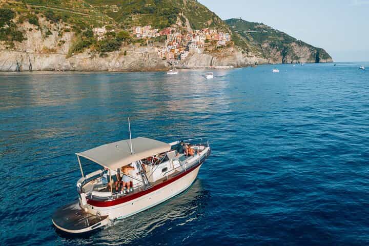 Cinque Terre Sunset Boat Tour — Romantic Shared Experience (Levanto boarding) Cinque Terre Sunset Boat Tour — Romantic Shared Experience (Levanto boarding)