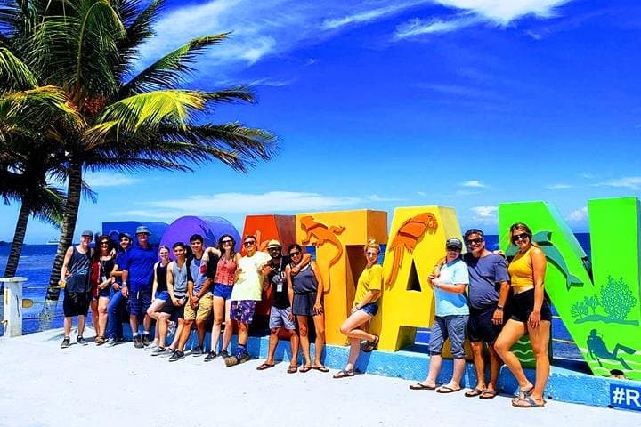 Coxen Hole in 1 Day for Families - Scenic coastal drive through Roatán Coxen Hole in 1 Day for Families - Scenic coastal drive through Roatán