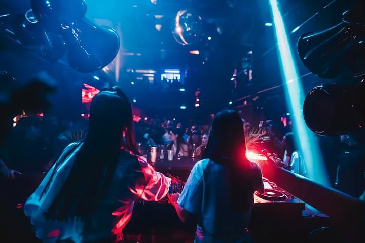 Medellín Nightlife Crawl — Rooftops & Clubs of Provenza & El Poblado (VIP) Medellín Nightlife Crawl — Rooftops & Clubs of Provenza & El Poblado (VIP)