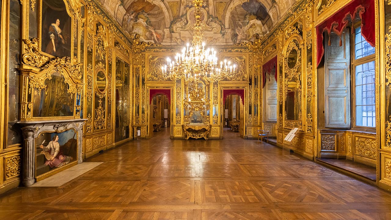 Turin in 1 Day for Seniors - Guarino Guarini's curving Baroque façade of Palazzo Carignano Turin in 1 Day for Seniors - Guarino Guarini's curving Baroque façade of Palazzo Carignano