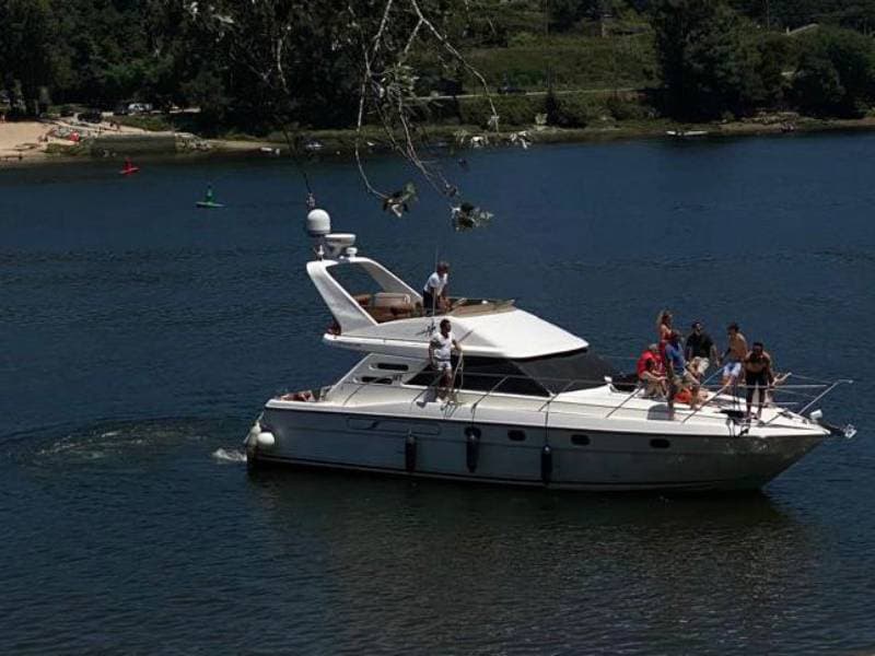 Porto: 6 Bridges Private Yacht + Tawny Port — Romantic Afternoon Porto: 6 Bridges Private Yacht + Tawny Port — Romantic Afternoon