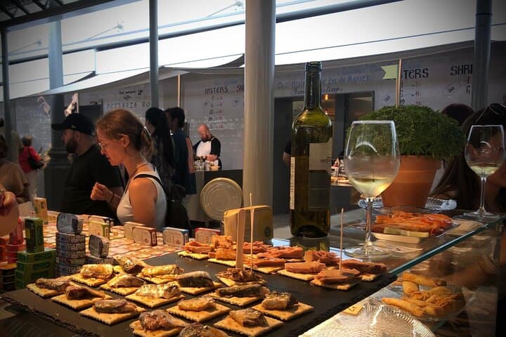 Porto Traditional Market: Portuguese Lunch & Wine — Private Couples' Day Porto Traditional Market: Portuguese Lunch & Wine — Private Couples' Day