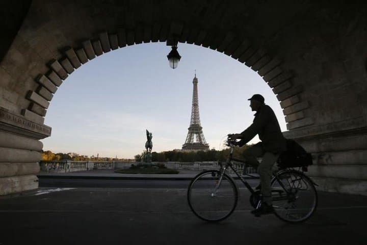 Private electric bike across the Wonders of Paris (night ) Private electric bike across the Wonders of Paris (night )
