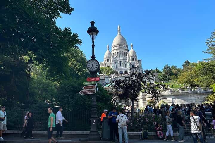 Private Montmartre Walking Tour for Couples — Moulin Rouge to Sacré-Cœur Private Montmartre Walking Tour for Couples — Moulin Rouge to Sacré-Cœur