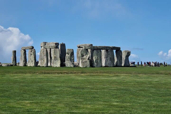 London in 1 Day for Couples - Stonehenge — visitor centre, exhibition and the stone circle London in 1 Day for Couples - Stonehenge — visitor centre, exhibition and the stone circle