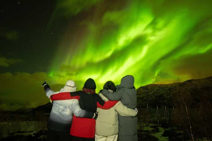 Tromsø: Northern Lights Adventure with Expert Guides and Photos Tromsø: Northern Lights Adventure with Expert Guides and Photos